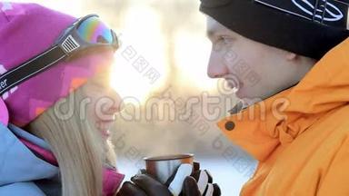 恋爱中的夫妻在背光的阳光下享受一杯饮料，男人和女人在<strong>冬天</strong>的森林里<strong>喝茶</strong>，喝咖啡